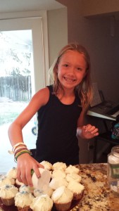 dagny decorate cupcakes